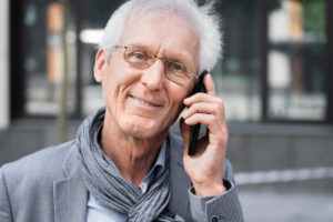 Ein älterer Mann telefoniert und lächelt
