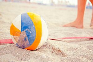 Beachvolleyball liegt auf dem Sand