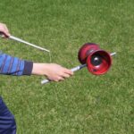 Ein Kind spielt mit einem Diabolo