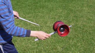Ein Kind spielt mit einem Diabolo