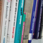 Nahaufnahme eines Bücherregals