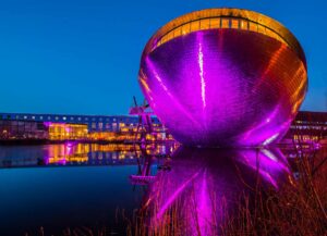 Das Wissenschaftsmuseum Universum Bremen in einer bunten Nachtaufnahme