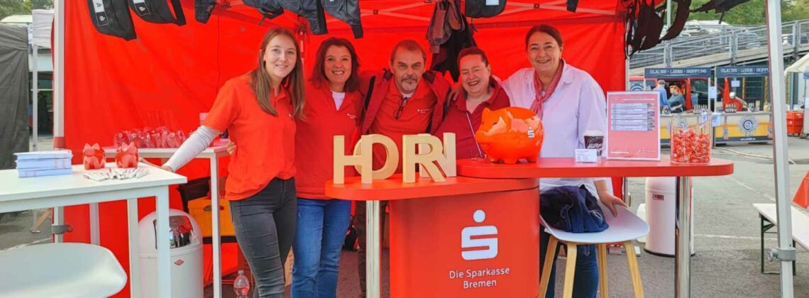 Mitarbeiter der Sparkasse mit Spaß beim Horner Kulturfest
