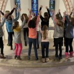 Kinder springen in einer Kirche hoch