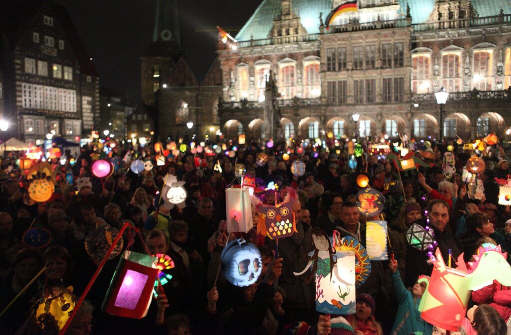 Laternenlaufen in Bremen: Viele Menschen auf dem Marktplatz beim Bremen Vier Lichtermeer