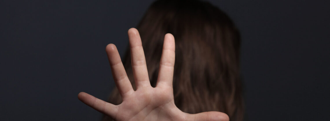 Mädchen streckt ihre Hand in die Kamera - Symbolbild gegen Gewalt gegenüber Mädchen und jungen Frauen - Schattenriss e.V.