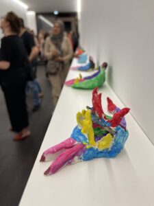 Nahaufnahme eines buntes Kunstwerkes eines der Kinder aus dem Projekt Startchancen