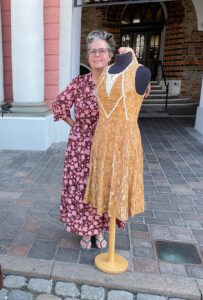 Bremer Künstlerin Alexa Rasch neben ihrem "Kippenkleid", das aus gesammelten Kippenstummeln hergestellt wurde