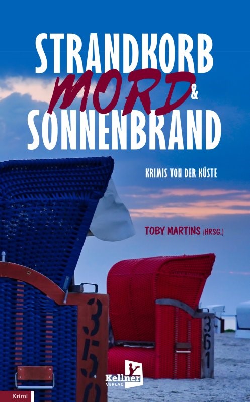 Am Strand stehen sich im Vordergrund zwei Strandkörbe im blauen Abendlicht schräg gegenüber.