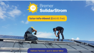 Zwei Männer auf einem Dach, die Solarplatten anbauen.