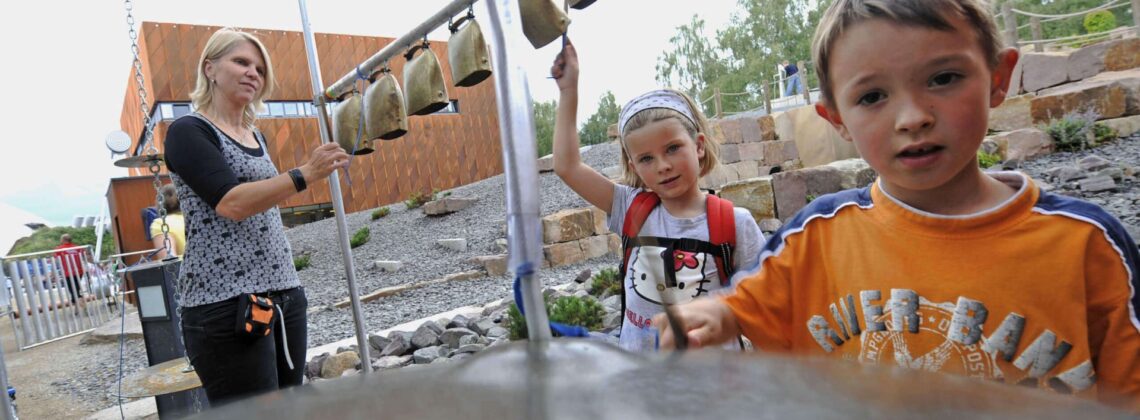 Universum Sommersause: Kinder stehen am mobilen Musikmuseum