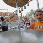 Universum Sommersause: Kinder stehen am mobilen Musikmuseum