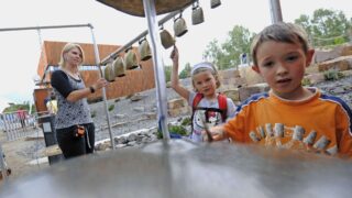Universum Sommersause: Kinder stehen am mobilen Musikmuseum