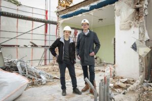 Die Architekten Felix Erbert und Michael Schröder auf der Baustelle. 