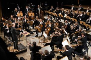 Das Foto zeigt die Bremer Philharmoniker während eines Konzerts.