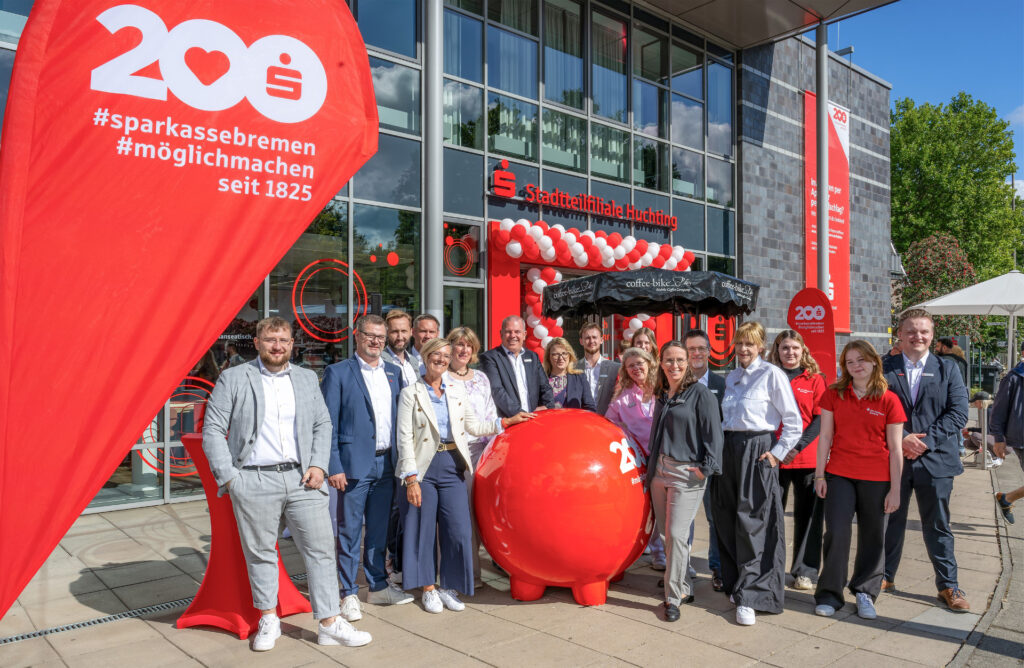 Gruppenfoto des Teams der Stadtteilfilialie Huchting vor dem Gebäude am Eröffnungstag.