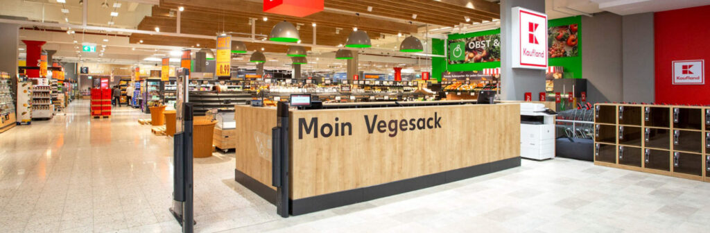 Blick auf den Supermarkt im Einkaufszentrum in Bremen-Nord Kontor zum Alten Speicher - ehemals als Haven Höövt bekannt