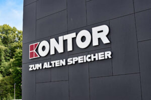 Außenansicht vom Vegesacker Einkaufszentrum Kontor Zum Alten Speicher mit dessen Logo