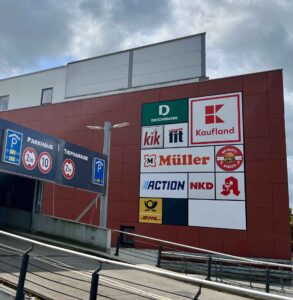 Blick auf die Auffahrt zum kostenlosen Parkhaus des Vegesacker Einkaufszentrums Kontor Zum alten Speicher