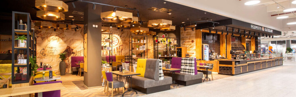 Blick auf gemütliche Sitzgelegenheiten einer Gastronomie im Shoppingcenter Kontor zum Alten Speicher in Bremen-Nord