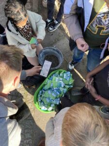 Kinder und Erwachsene säen regionales Saatgut für eine Blühwiese in Gröpelingen aus und bereiten die Samenmischungen gemeinsam vor