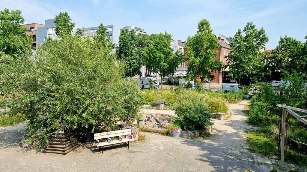Die grüne Parkanlage auf dem Lucie-Flechtmann-Platz in der Neustadt in Bremen