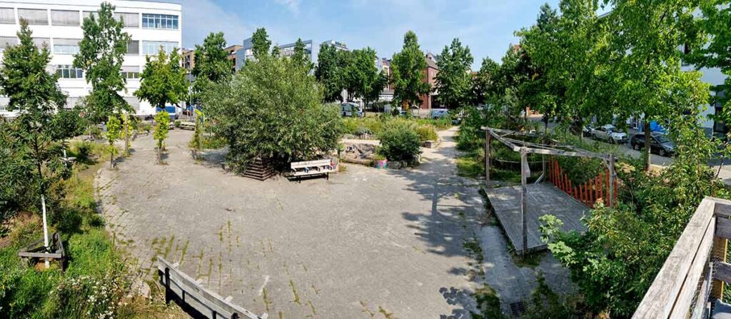 Die grüne Parkanlage auf dem Lucie-Flechtmann-Platz in der Neustadt in Bremen