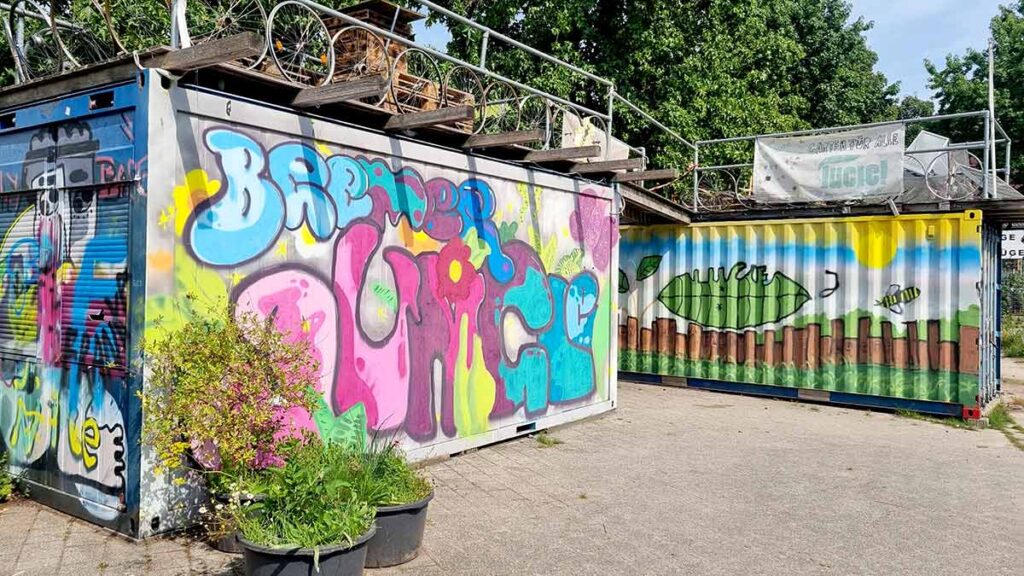 Die grüne Parkanlage auf dem Lucie-Flechtmann-Platz in der Neustadt in Bremen