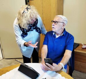 Joyce Krijger spricht mit dem Senior, der im Begegnungszentrum Grambke die Handyschulung anbietet.
