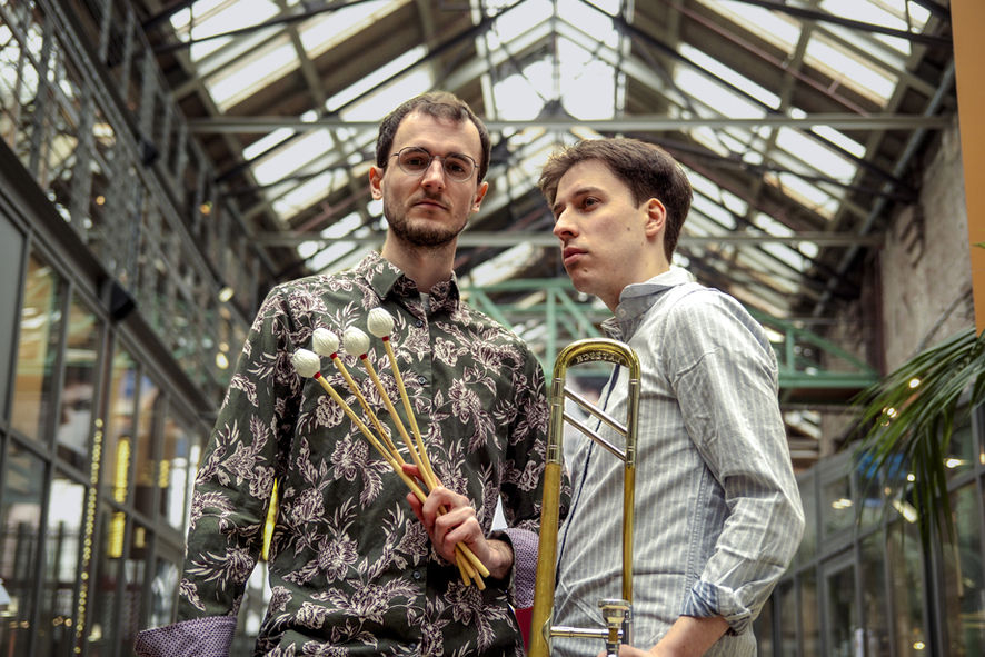Bandfoto des Duos Olesch & Konertz, einer der Musiker hält ein Vibraphon in den Händen.