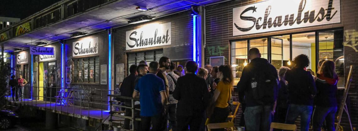 Zuschauer stehen während der Langen Nacht der Bühnen Bremen vor einem Theater