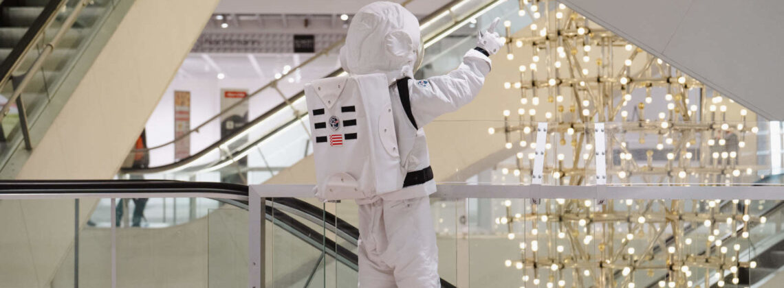Ein Mensch in einem Raumanzug steht im Kaufhaus am Hanseatenhof Bremen - Symbolbild für Space Hub Bremen