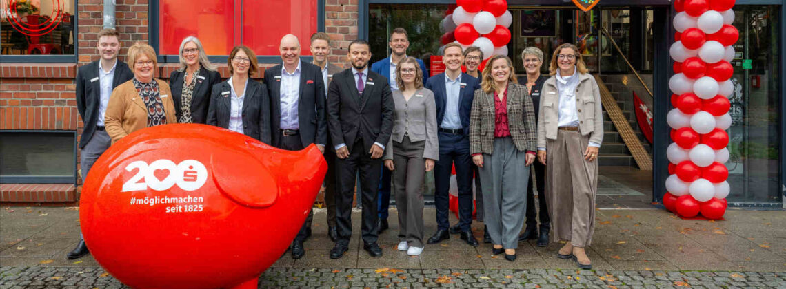 Das Team der neuen Stadtteilfiliale Findorff mit Sparkassenvorständin Dr. Sonja Kastin bei der Eröffnung.