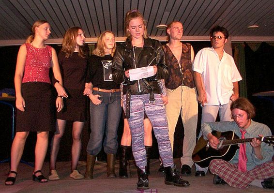 Das AntiToxin-Ensemble aus dem jahr 2002 steht auf der Holzbühne einer Schule in Bremen-Nord, mitten in einer Szene.