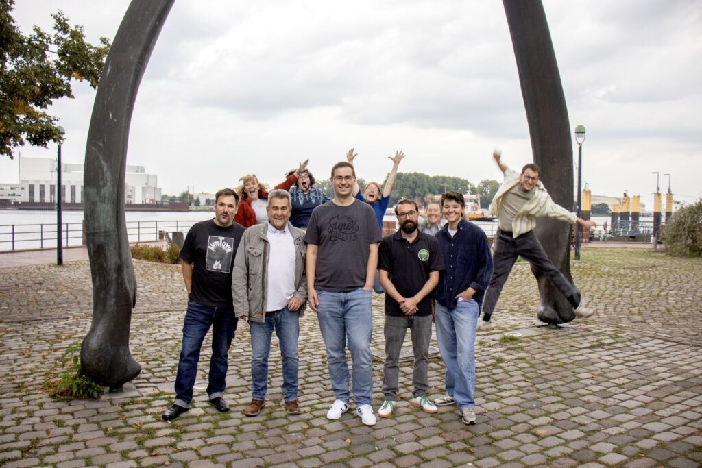 Die Gründungsmitglieder des neuen Vereins AntiToxin e.V. in Vegesack vorm Walkiefer: (vorne von links) Schriftführer Mathias Hilbig, 2. Vorsitzender Reinhard Schilling, 1. Vorsitzender Markus Bode, Kassenwart Martin Malcherek und die künstlerische Leitung Annik Ahrens. Im Hintergrund weitere Vereinsmitglieder, die den Förderverein mit ins Leben gerufen haben.