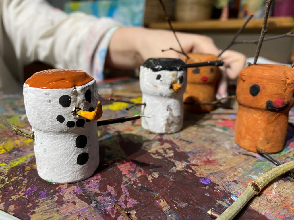 Kinderhand malt / bastelt einen Schneemann