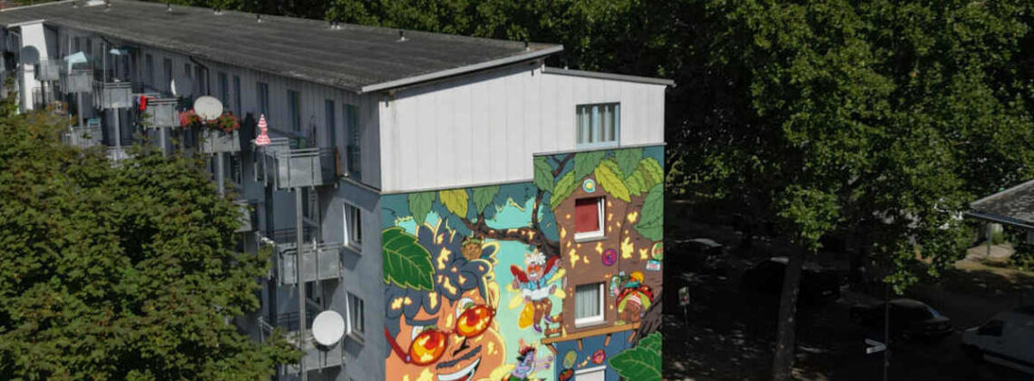 Aufnahme aus der Ferne einer bunten Fassade des Mural City Festivals