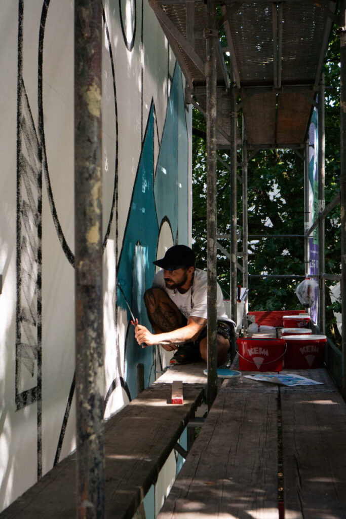 Ein Künstler bei der Arbeit der Murals