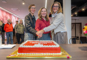 Anja Schulz, Dr. Sonja Kastin und Petra Gerisch beim Anschneiden des Kuchens zur Eröffnung der neuen Stadtteilfiliale in Findorff