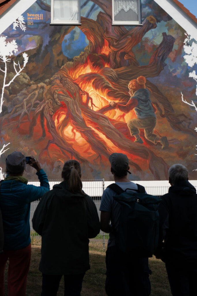 Nahaufnahme eines fertigen Fassadenkunstwerkes von Lina Besedina