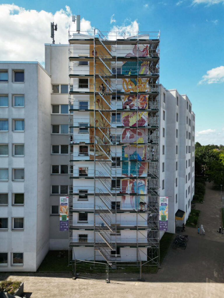 Die Werke von Lozada Nerone Sowet im Entstehungsprozess mit einem Gerüst vor der Hauswand