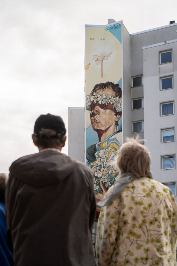 Das Werk Sowet vor dem Menschen aus der Nachbarschaft stehen und es betrachten