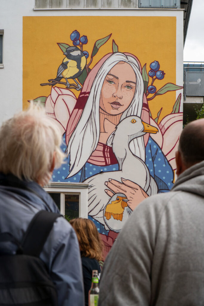 Das fertige Werk von Von Schulz vor dem Leute stehen und es betrachten