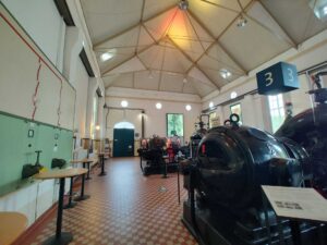 Blick in die Maschinenhalle des Alten Pumpwerk Findorff mit großen Abwasserpumpe