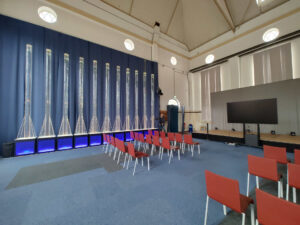 Blick in den Veranstaltungsbereich des Alten Pumpwerks Findorff mit Bühne und Bestuhlung