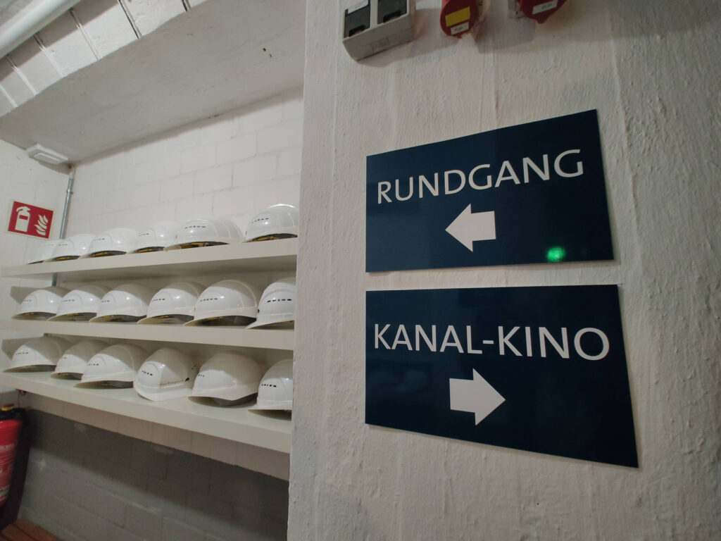 Blick auf Schutzhelme und ein Schild "Kanal-Kino" im Alten Pumpwerk Findorff