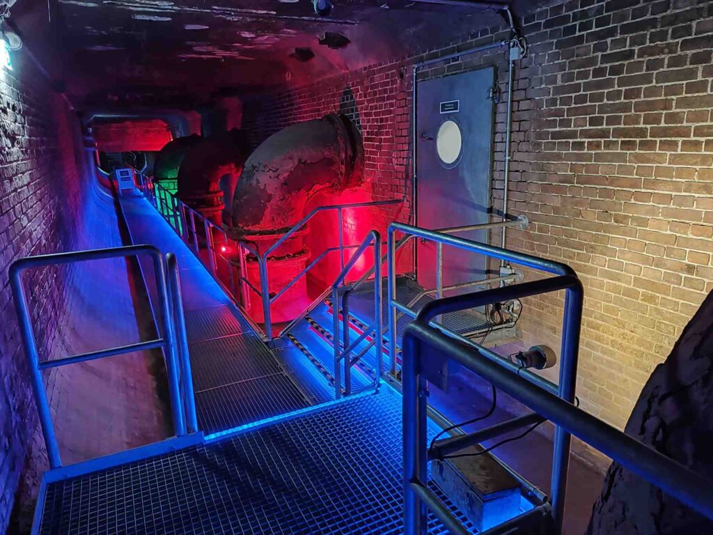 Blick in die beleuchtete Kanalisation unter dem Alten Pumpwerk Findorff