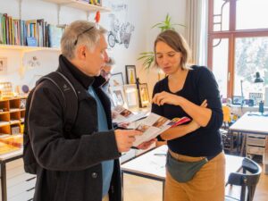 KunstWerk im Viertel: Künstlerin und Besucher im Dialog