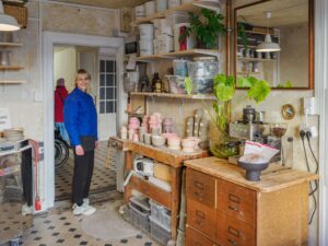 KunstWerk im Viertel: eine Künstlerin steht in ihrem Keramik-Atelier