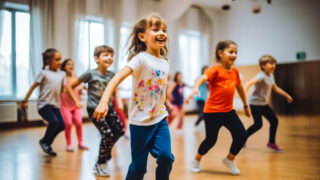 Das AI-generierte Bild zeigt eine Gruppe fröhlicher Kinder beim Tanzen. Symbolbild für Tanzkurse für Kinder in Bremen Nord